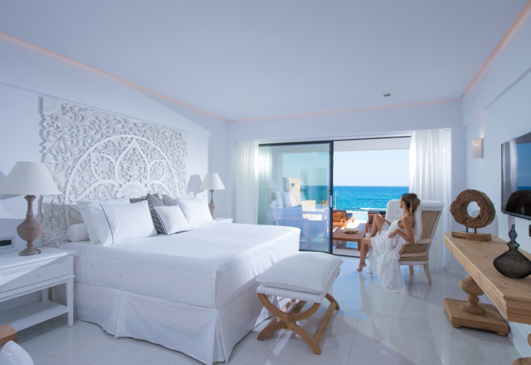 LUXURY SEAFRONT GUESTROOM WITH PRIVATE POOL